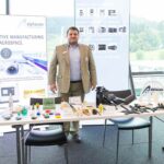 Herr Baumann am Alphacam-Ausstellungsstand im Rahmen des ACstyria Leichtbautages2020 am Red Bull Ring.